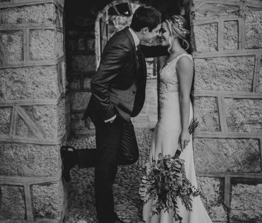 Fotografía en blanco y negro de una boda